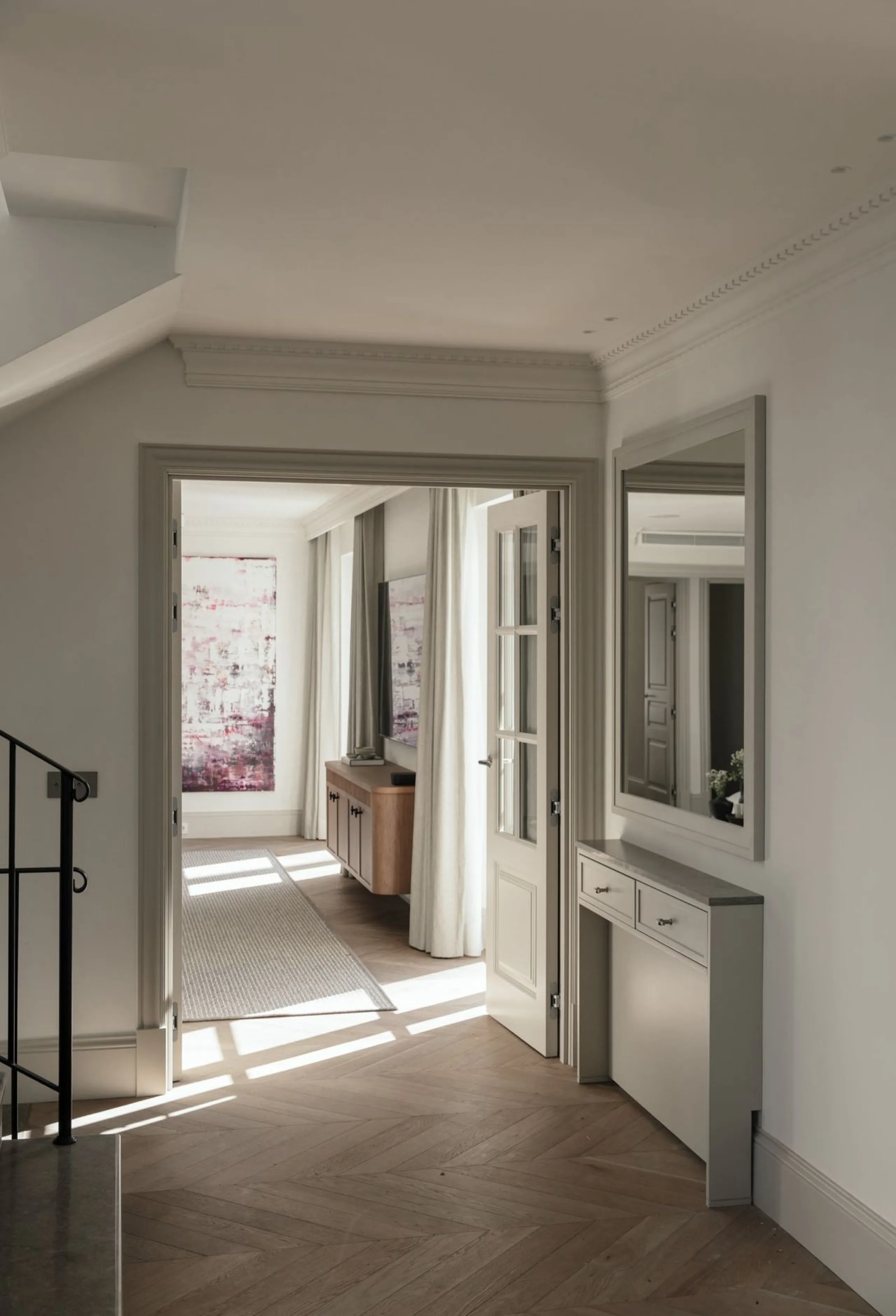 This outstanding property is a refined and soulful villa, thoughtfully crafted by renowned designers Puroform. Nestled in a prime location in Nueva Andalucía, this exquisite home perfectly blends sophisticated living with leisure and entertainment, offeri