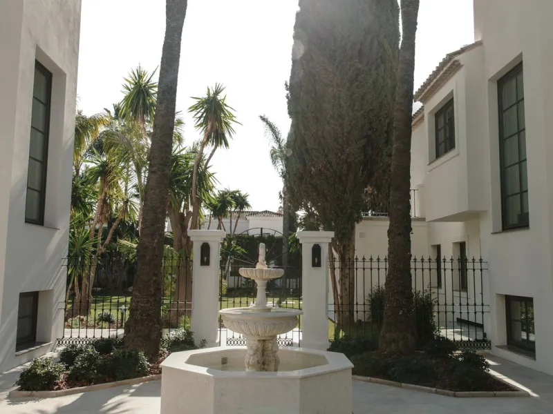 This outstanding property is a refined and soulful villa, thoughtfully crafted by renowned designers Puroform. Nestled in a prime location in Nueva Andalucía, this exquisite home perfectly blends sophisticated living with leisure and entertainment, offeri