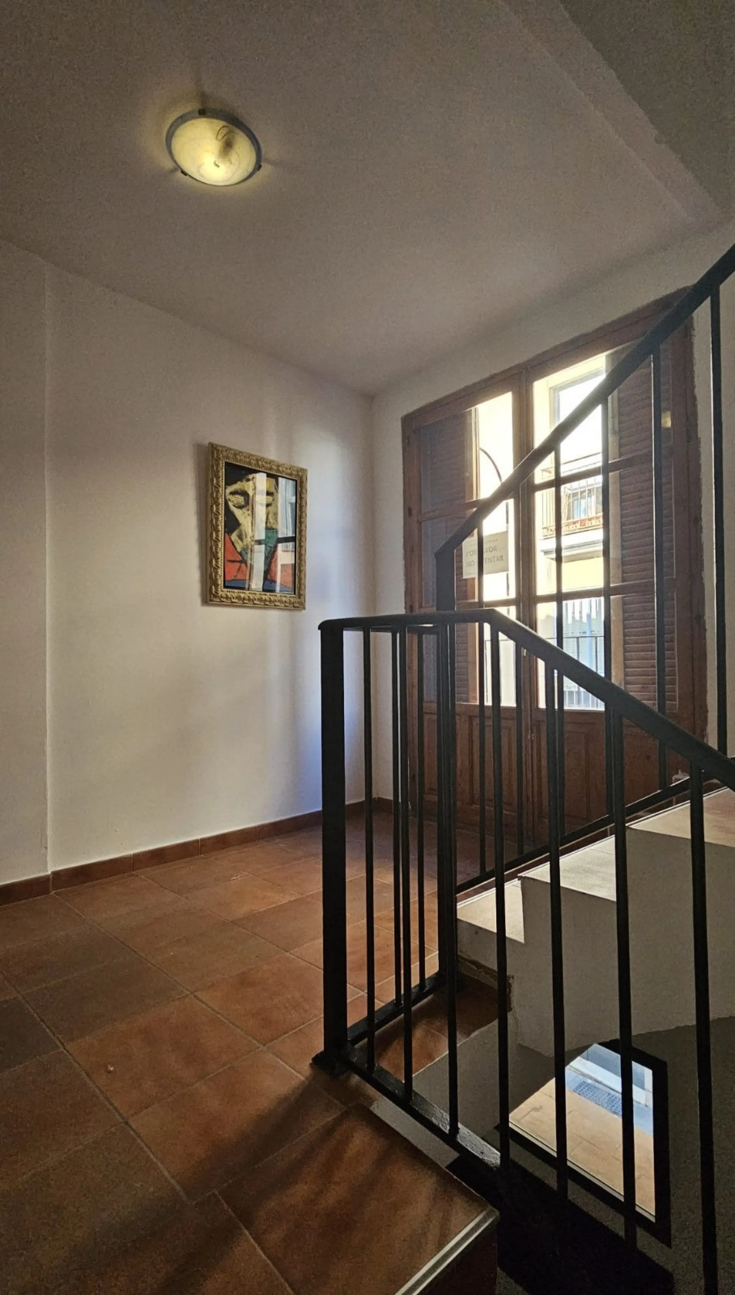 Boutique hotel located in the heart of Málaga, on a quiet street yet close to all services and amenities. It boasts 590 m² of built area and 13 rooms distributed over four floors, including a penthouse with a turret.