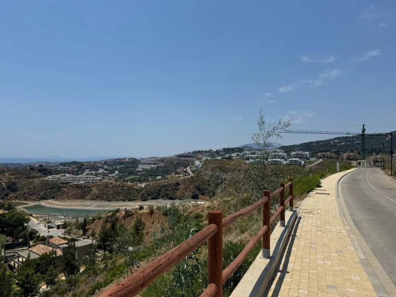 Exceptional South-Facing Plot with Panoramic Sea Views in Real de La Quinta, Benahavís