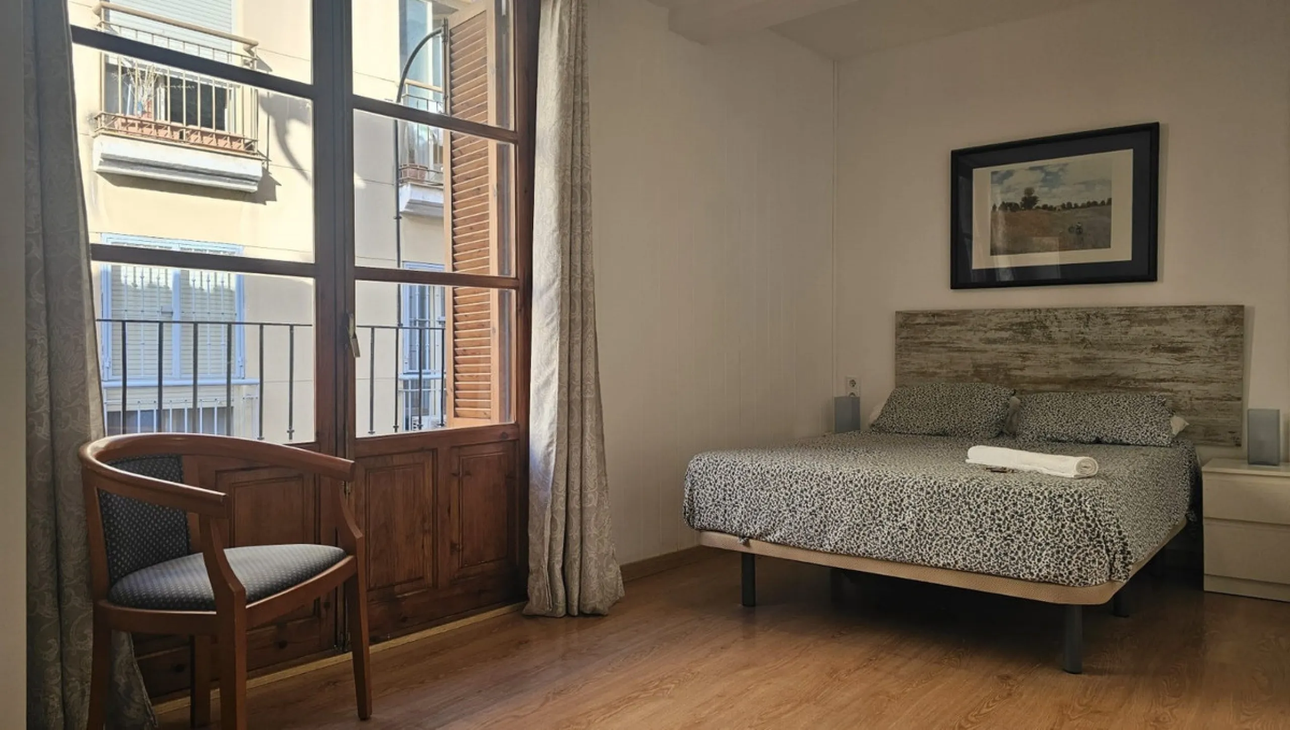 Boutique hotel located in the heart of Málaga, on a quiet street yet close to all services and amenities. It boasts 590 m² of built area and 13 rooms distributed over four floors, including a penthouse with a turret.
