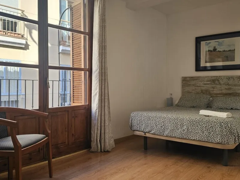 Boutique hotel located in the heart of Málaga, on a quiet street yet close to all services and amenities. It boasts 590 m² of built area and 13 rooms distributed over four floors, including a penthouse with a turret.