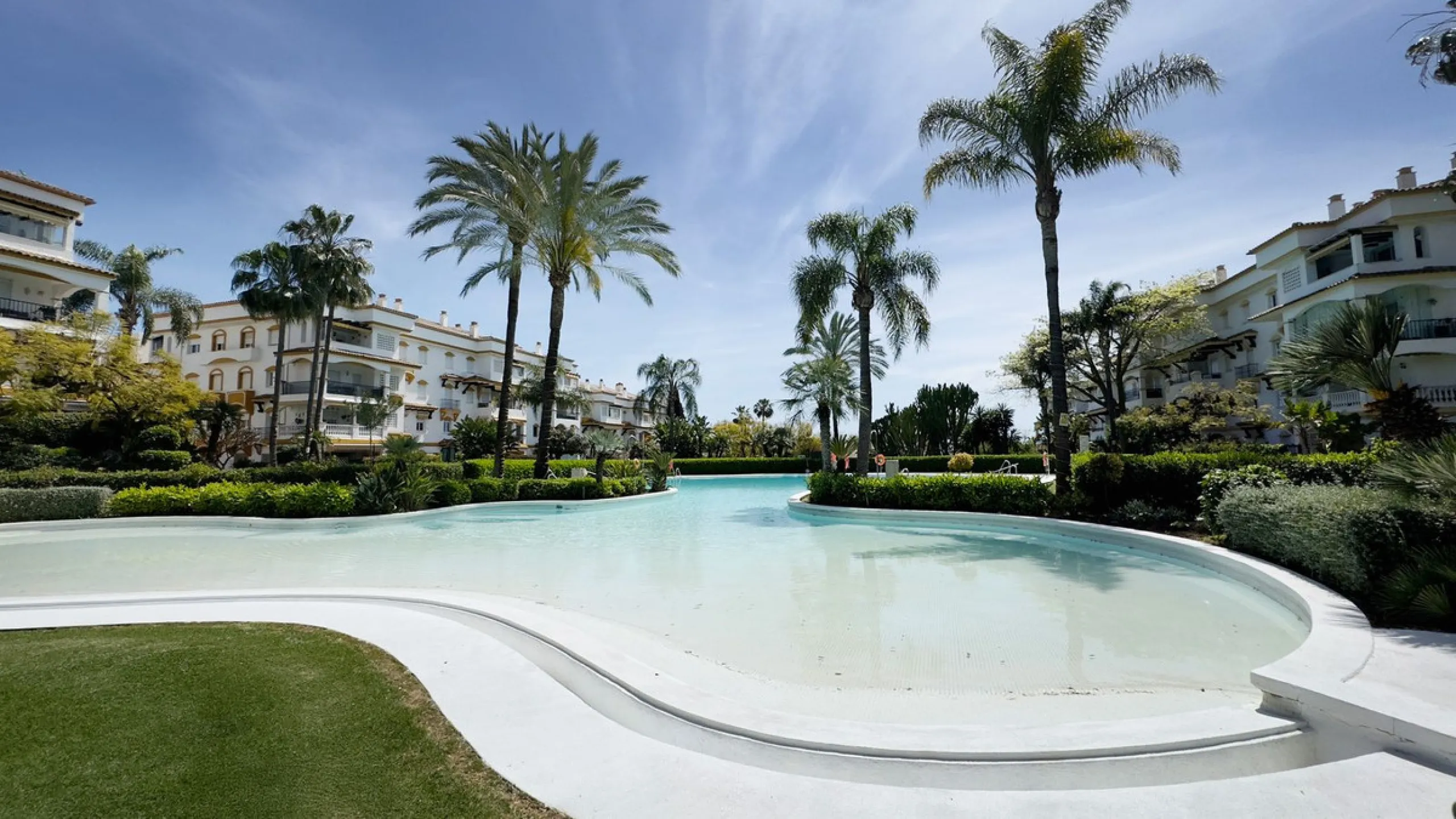 In the heart of the Golden Mile, one of the most sought-after residential areas. Discover your new home in Marbella! This beautiful, recently renovated ground-floor apartment boasts 150 m² of built area and 70 m² of garden and terrace, offering an ideal s