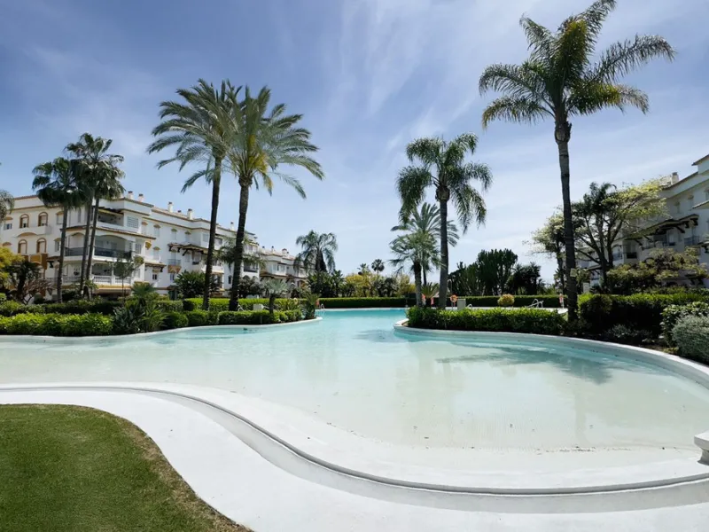 In the heart of the Golden Mile, one of the most sought-after residential areas. Discover your new home in Marbella! This beautiful, recently renovated ground-floor apartment boasts 150 m² of built area and 70 m² of garden and terrace, offering an ideal s
