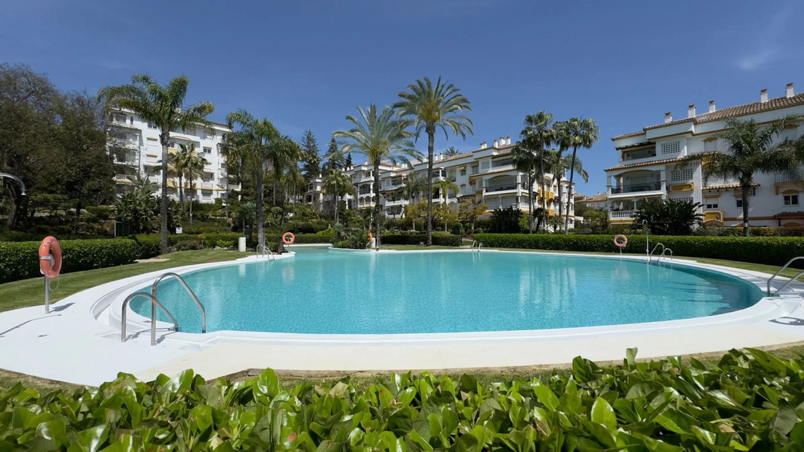In the heart of the Golden Mile, one of the most sought-after residential areas. Discover your new home in Marbella! This beautiful, recently renovated ground-floor apartment boasts 150 m² of built area and 70 m² of garden and terrace, offering an ideal s