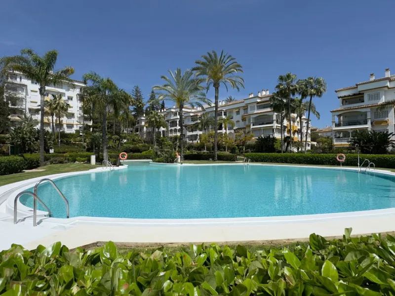 In the heart of the Golden Mile, one of the most sought-after residential areas. Discover your new home in Marbella! This beautiful, recently renovated ground-floor apartment boasts 150 m² of built area and 70 m² of garden and terrace, offering an ideal s