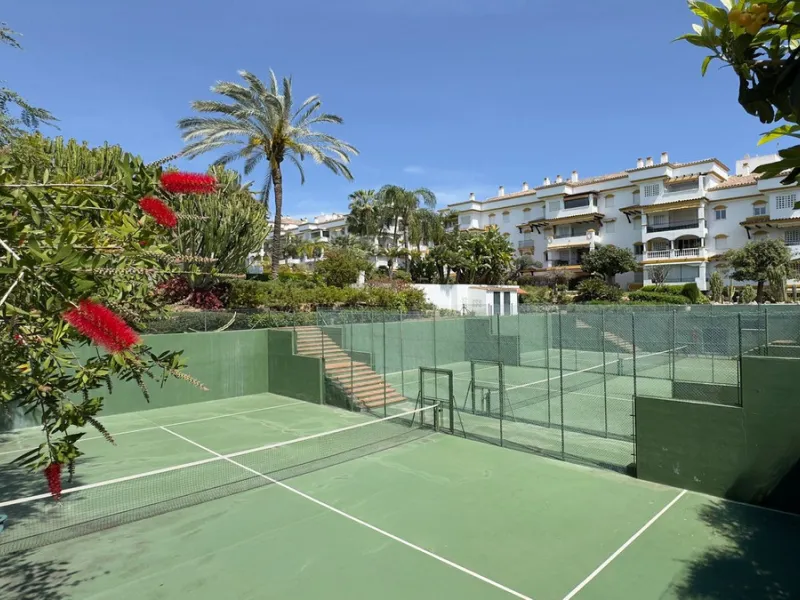 In the heart of the Golden Mile, one of the most sought-after residential areas. Discover your new home in Marbella! This beautiful, recently renovated ground-floor apartment boasts 150 m² of built area and 70 m² of garden and terrace, offering an ideal s