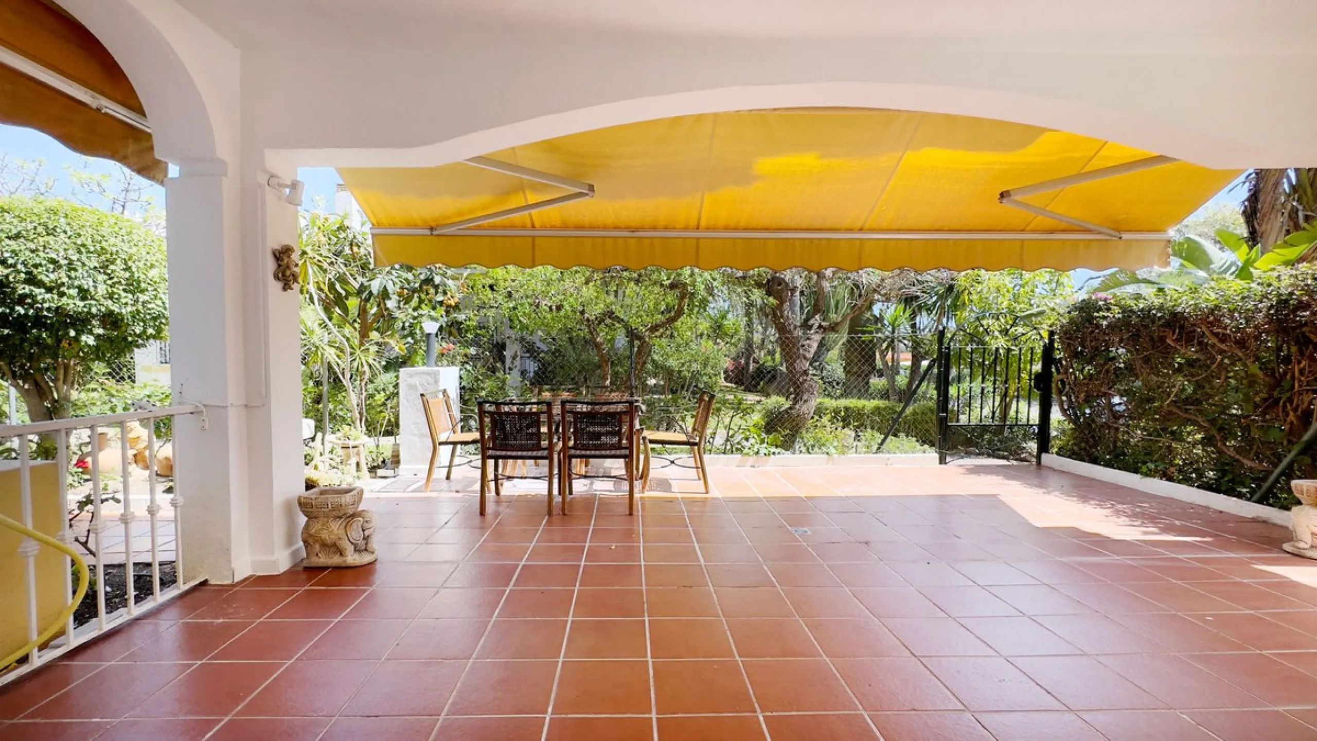 In the heart of the Golden Mile, one of the most sought-after residential areas. Discover your new home in Marbella! This beautiful, recently renovated ground-floor apartment boasts 150 m² of built area and 70 m² of garden and terrace, offering an ideal s
