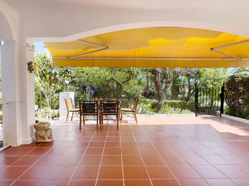 In the heart of the Golden Mile, one of the most sought-after residential areas. Discover your new home in Marbella! This beautiful, recently renovated ground-floor apartment boasts 150 m² of built area and 70 m² of garden and terrace, offering an ideal s