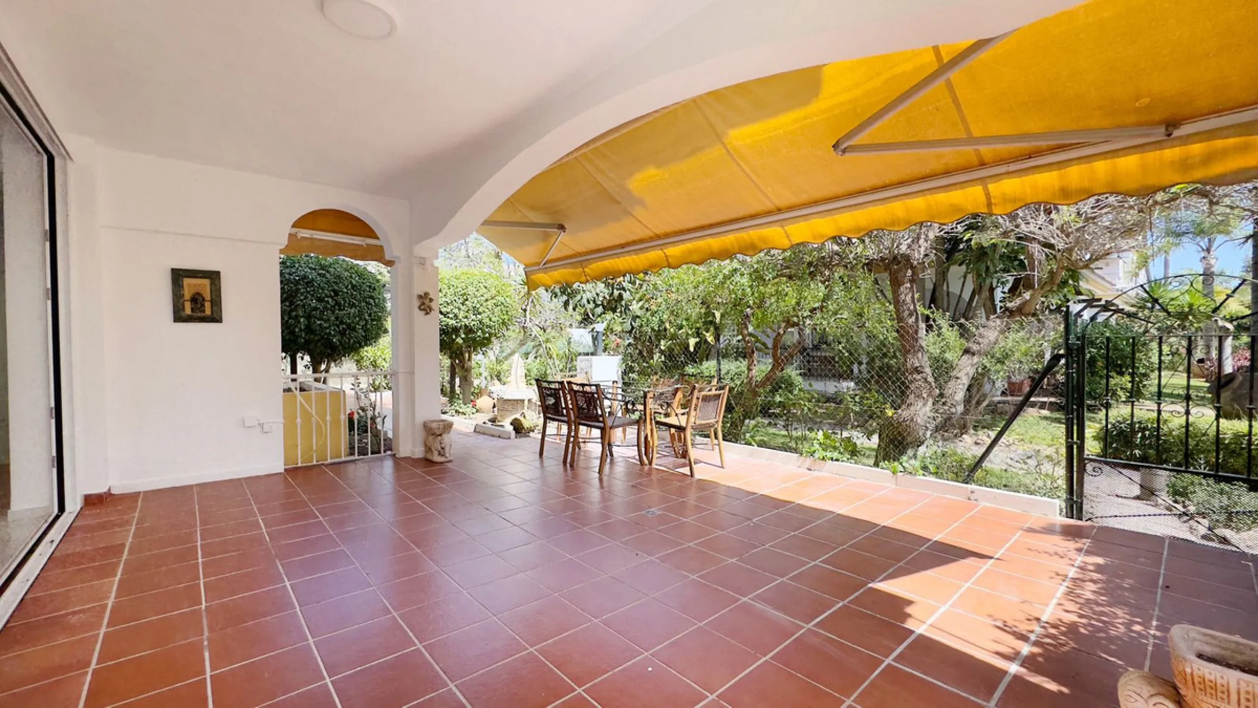In the heart of the Golden Mile, one of the most sought-after residential areas. Discover your new home in Marbella! This beautiful, recently renovated ground-floor apartment boasts 150 m² of built area and 70 m² of garden and terrace, offering an ideal s