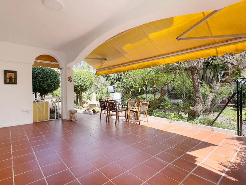 In the heart of the Golden Mile, one of the most sought-after residential areas. Discover your new home in Marbella! This beautiful, recently renovated ground-floor apartment boasts 150 m² of built area and 70 m² of garden and terrace, offering an ideal s
