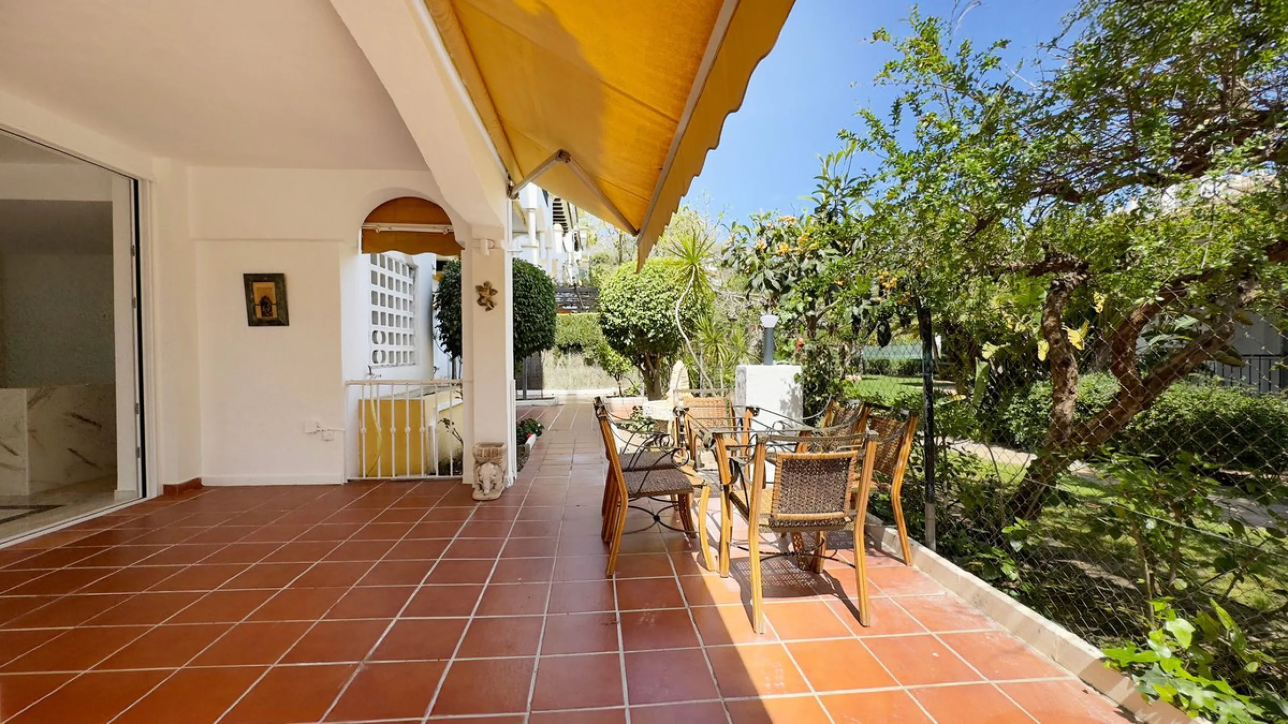 In the heart of the Golden Mile, one of the most sought-after residential areas. Discover your new home in Marbella! This beautiful, recently renovated ground-floor apartment boasts 150 m² of built area and 70 m² of garden and terrace, offering an ideal s