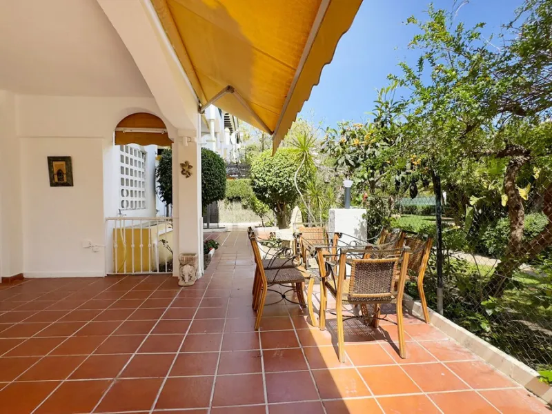 In the heart of the Golden Mile, one of the most sought-after residential areas. Discover your new home in Marbella! This beautiful, recently renovated ground-floor apartment boasts 150 m² of built area and 70 m² of garden and terrace, offering an ideal s