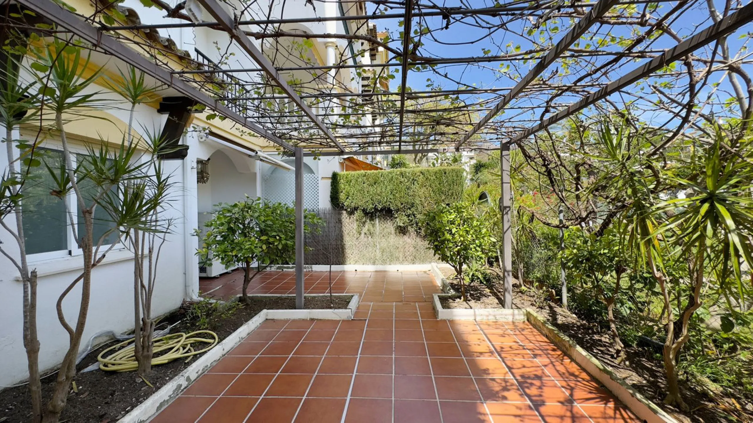 In the heart of the Golden Mile, one of the most sought-after residential areas. Discover your new home in Marbella! This beautiful, recently renovated ground-floor apartment boasts 150 m² of built area and 70 m² of garden and terrace, offering an ideal s