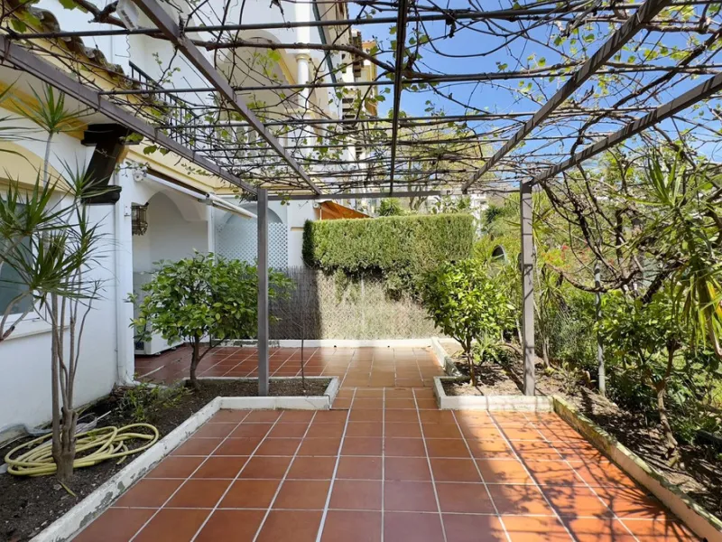 In the heart of the Golden Mile, one of the most sought-after residential areas. Discover your new home in Marbella! This beautiful, recently renovated ground-floor apartment boasts 150 m² of built area and 70 m² of garden and terrace, offering an ideal s