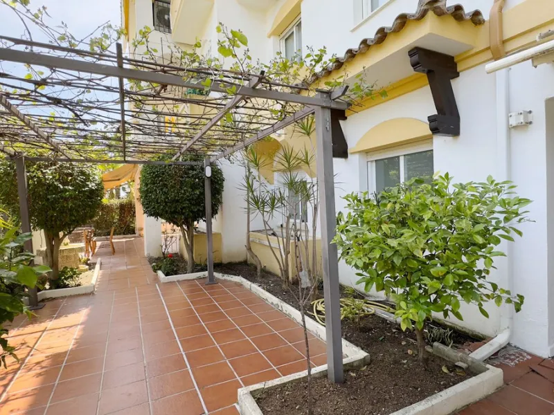 In the heart of the Golden Mile, one of the most sought-after residential areas. Discover your new home in Marbella! This beautiful, recently renovated ground-floor apartment boasts 150 m² of built area and 70 m² of garden and terrace, offering an ideal s