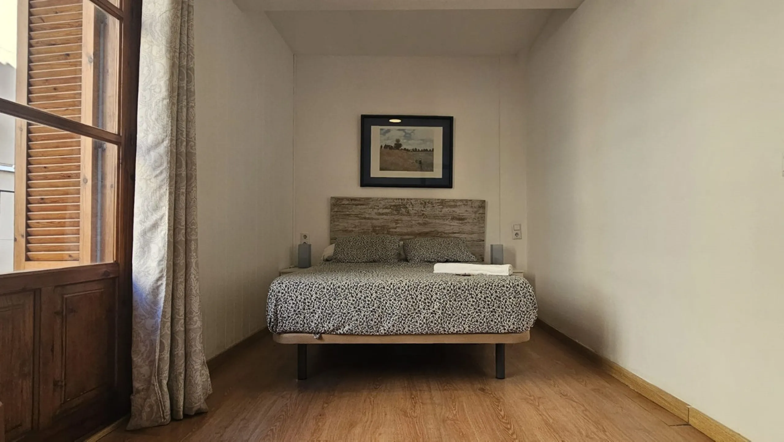 Boutique hotel located in the heart of Málaga, on a quiet street yet close to all services and amenities. It boasts 590 m² of built area and 13 rooms distributed over four floors, including a penthouse with a turret.