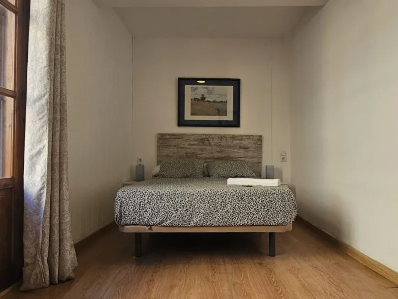 Boutique hotel located in the heart of Málaga, on a quiet street yet close to all services and amenities. It boasts 590 m² of built area and 13 rooms distributed over four floors, including a penthouse with a turret.