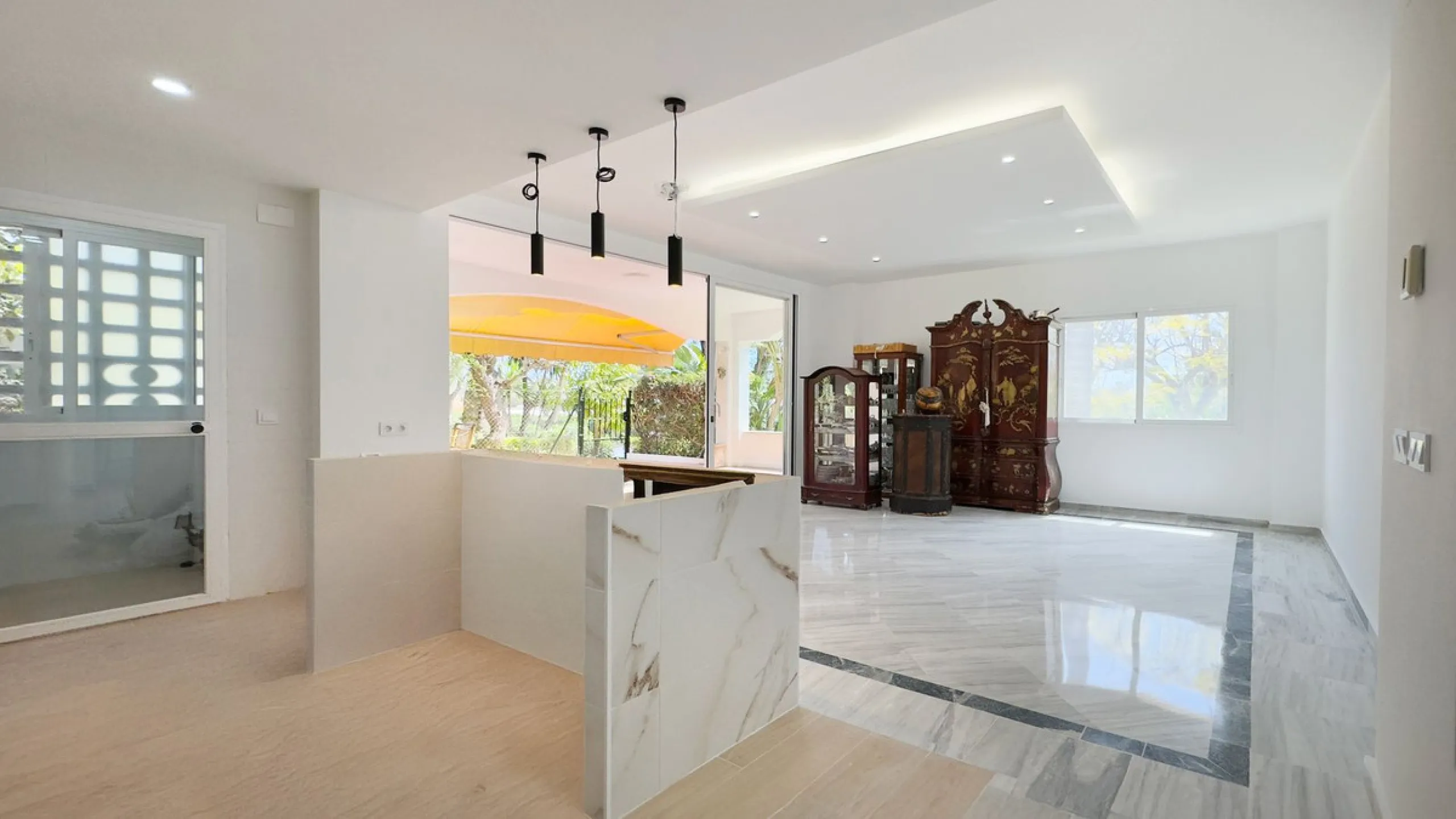 In the heart of the Golden Mile, one of the most sought-after residential areas. Discover your new home in Marbella! This beautiful, recently renovated ground-floor apartment boasts 150 m² of built area and 70 m² of garden and terrace, offering an ideal s
