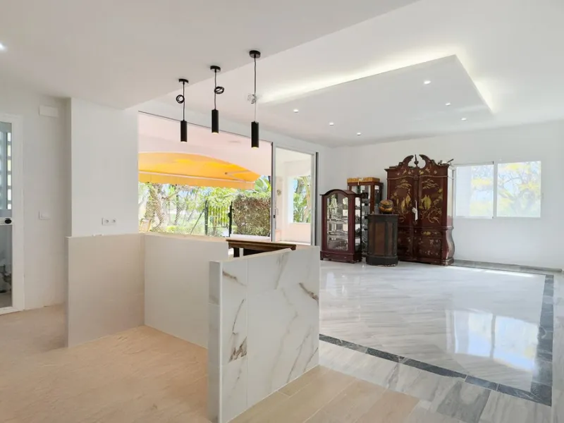 In the heart of the Golden Mile, one of the most sought-after residential areas. Discover your new home in Marbella! This beautiful, recently renovated ground-floor apartment boasts 150 m² of built area and 70 m² of garden and terrace, offering an ideal s