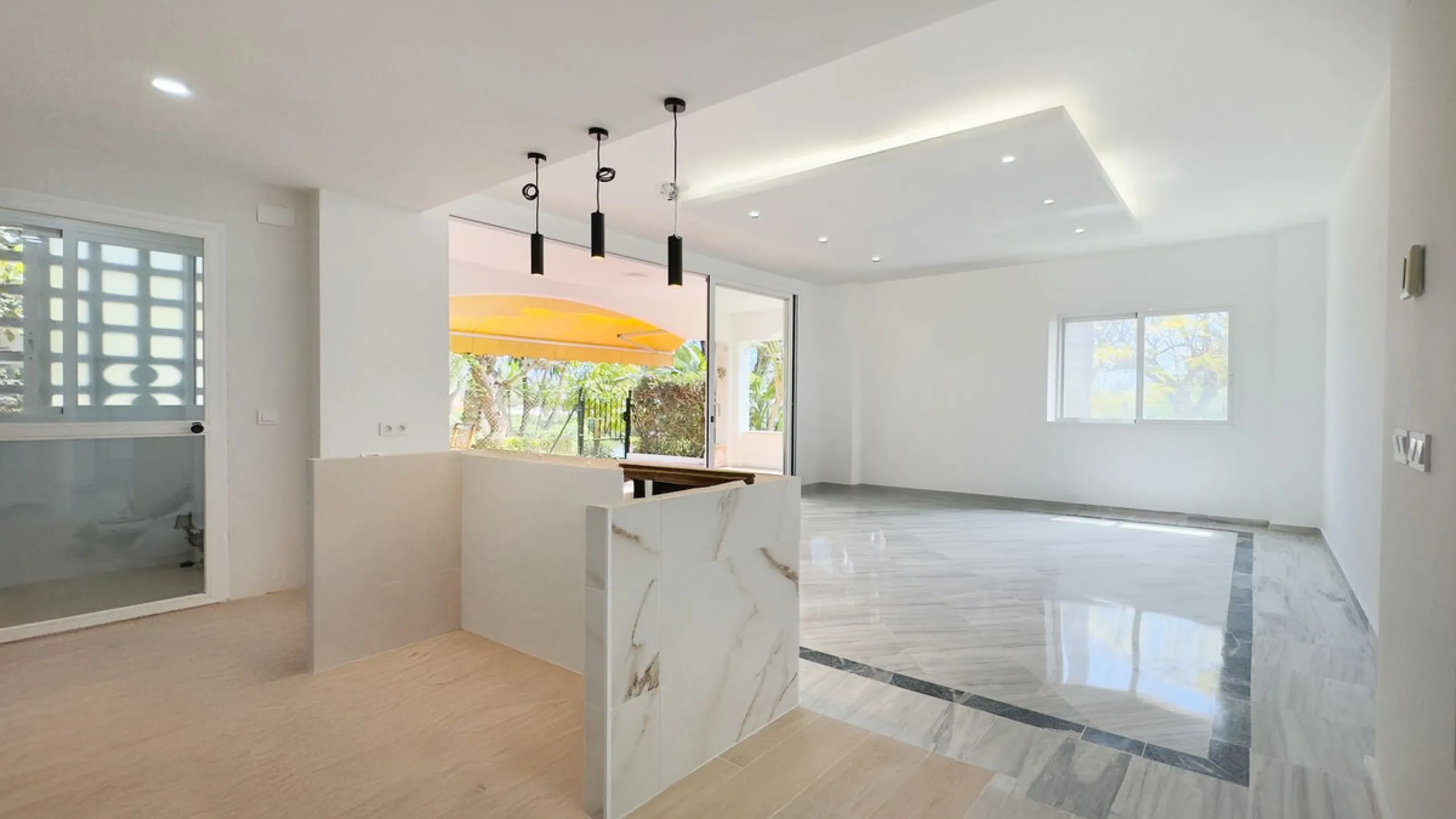 In the heart of the Golden Mile, one of the most sought-after residential areas. Discover your new home in Marbella! This beautiful, recently renovated ground-floor apartment boasts 150 m² of built area and 70 m² of garden and terrace, offering an ideal s