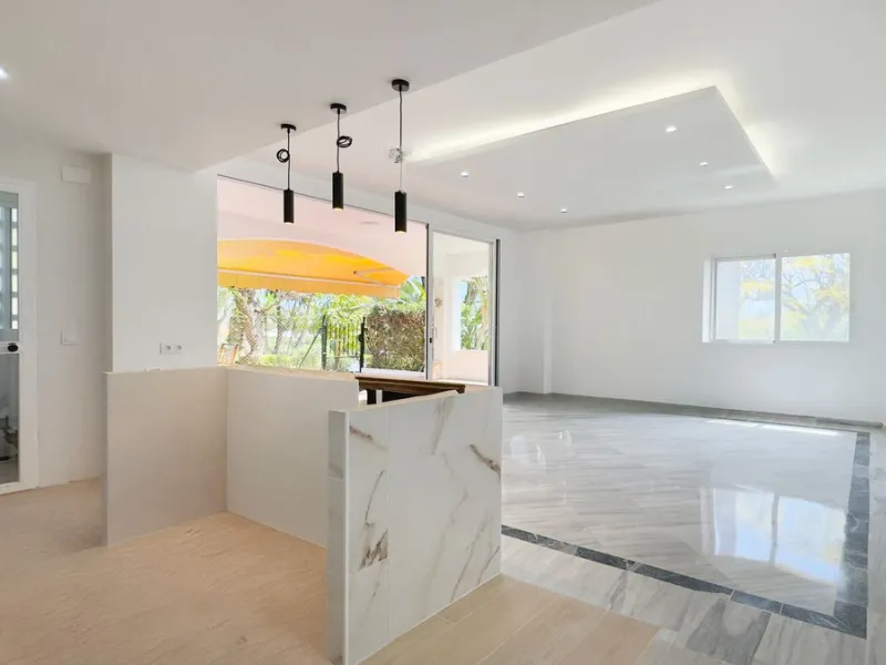 In the heart of the Golden Mile, one of the most sought-after residential areas. Discover your new home in Marbella! This beautiful, recently renovated ground-floor apartment boasts 150 m² of built area and 70 m² of garden and terrace, offering an ideal s