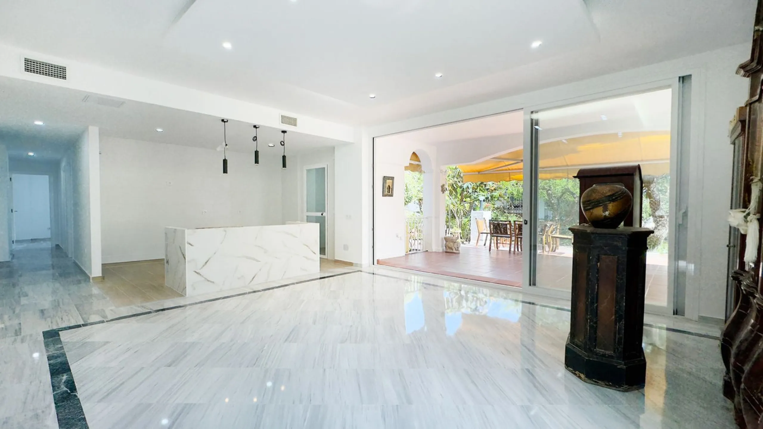 In the heart of the Golden Mile, one of the most sought-after residential areas. Discover your new home in Marbella! This beautiful, recently renovated ground-floor apartment boasts 150 m² of built area and 70 m² of garden and terrace, offering an ideal s