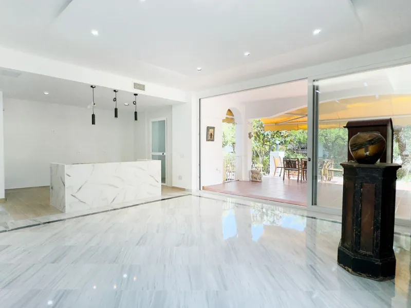 In the heart of the Golden Mile, one of the most sought-after residential areas. Discover your new home in Marbella! This beautiful, recently renovated ground-floor apartment boasts 150 m² of built area and 70 m² of garden and terrace, offering an ideal s