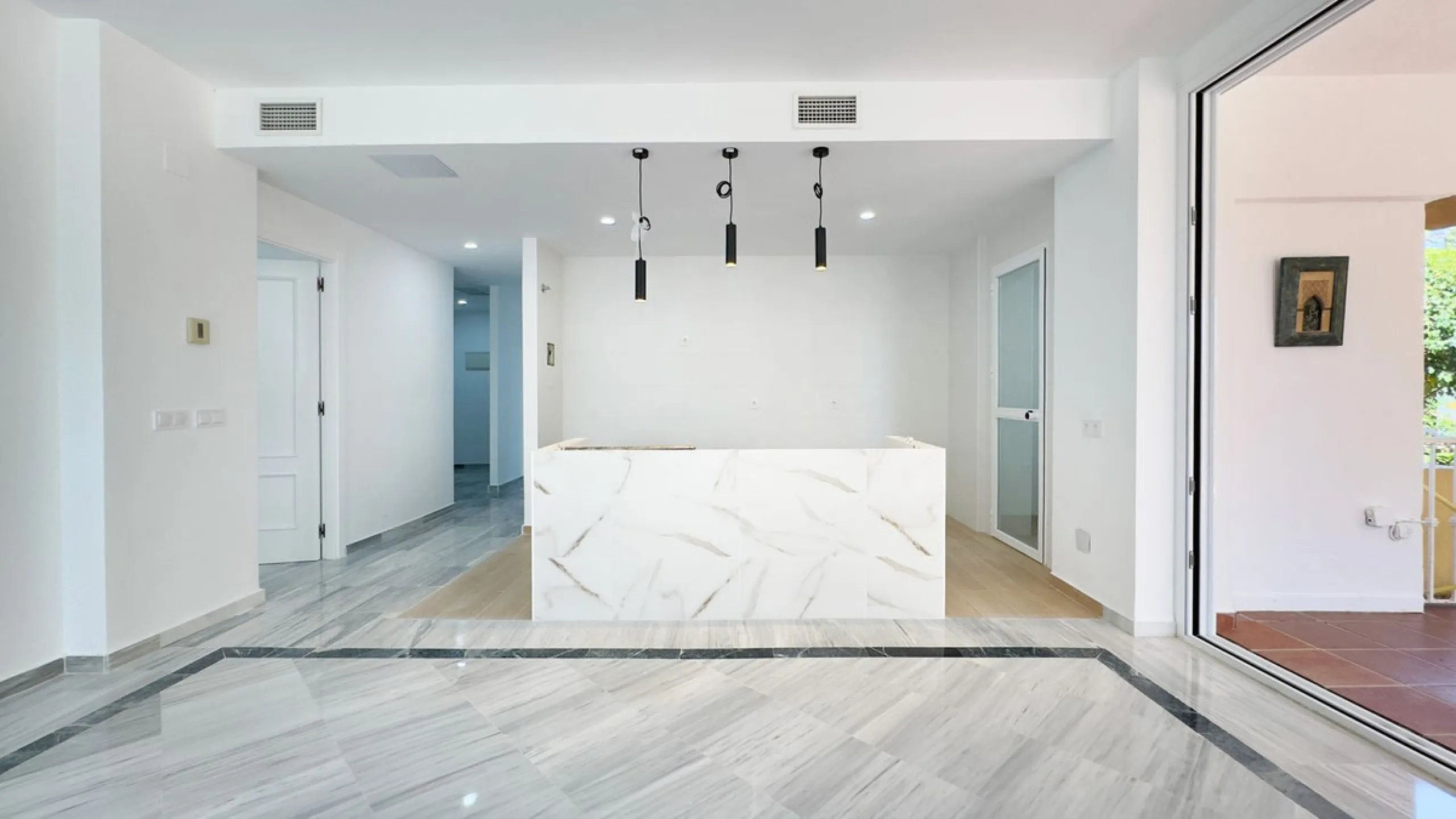 In the heart of the Golden Mile, one of the most sought-after residential areas. Discover your new home in Marbella! This beautiful, recently renovated ground-floor apartment boasts 150 m² of built area and 70 m² of garden and terrace, offering an ideal s