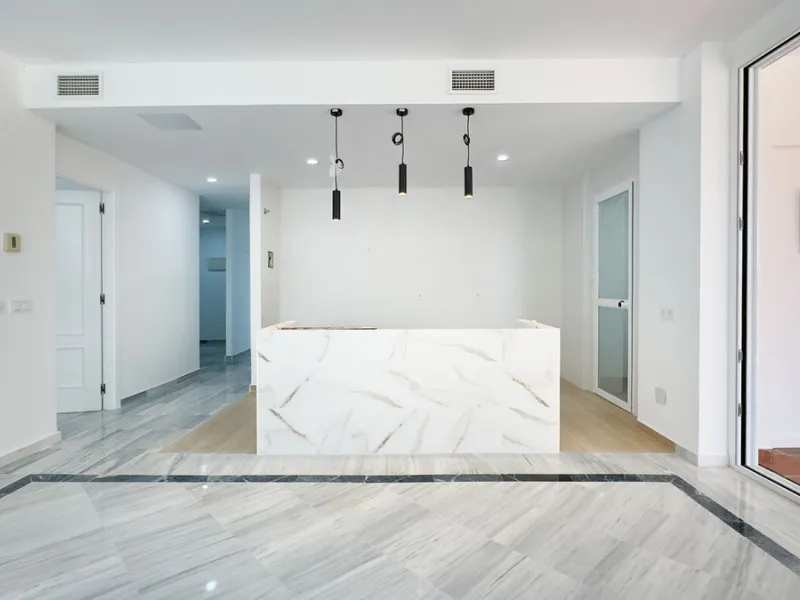 In the heart of the Golden Mile, one of the most sought-after residential areas. Discover your new home in Marbella! This beautiful, recently renovated ground-floor apartment boasts 150 m² of built area and 70 m² of garden and terrace, offering an ideal s