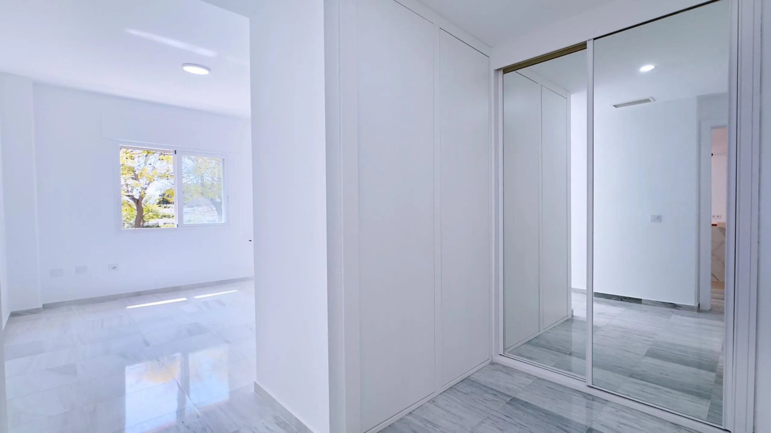 In the heart of the Golden Mile, one of the most sought-after residential areas. Discover your new home in Marbella! This beautiful, recently renovated ground-floor apartment boasts 150 m² of built area and 70 m² of garden and terrace, offering an ideal s