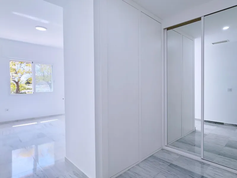 In the heart of the Golden Mile, one of the most sought-after residential areas. Discover your new home in Marbella! This beautiful, recently renovated ground-floor apartment boasts 150 m² of built area and 70 m² of garden and terrace, offering an ideal s