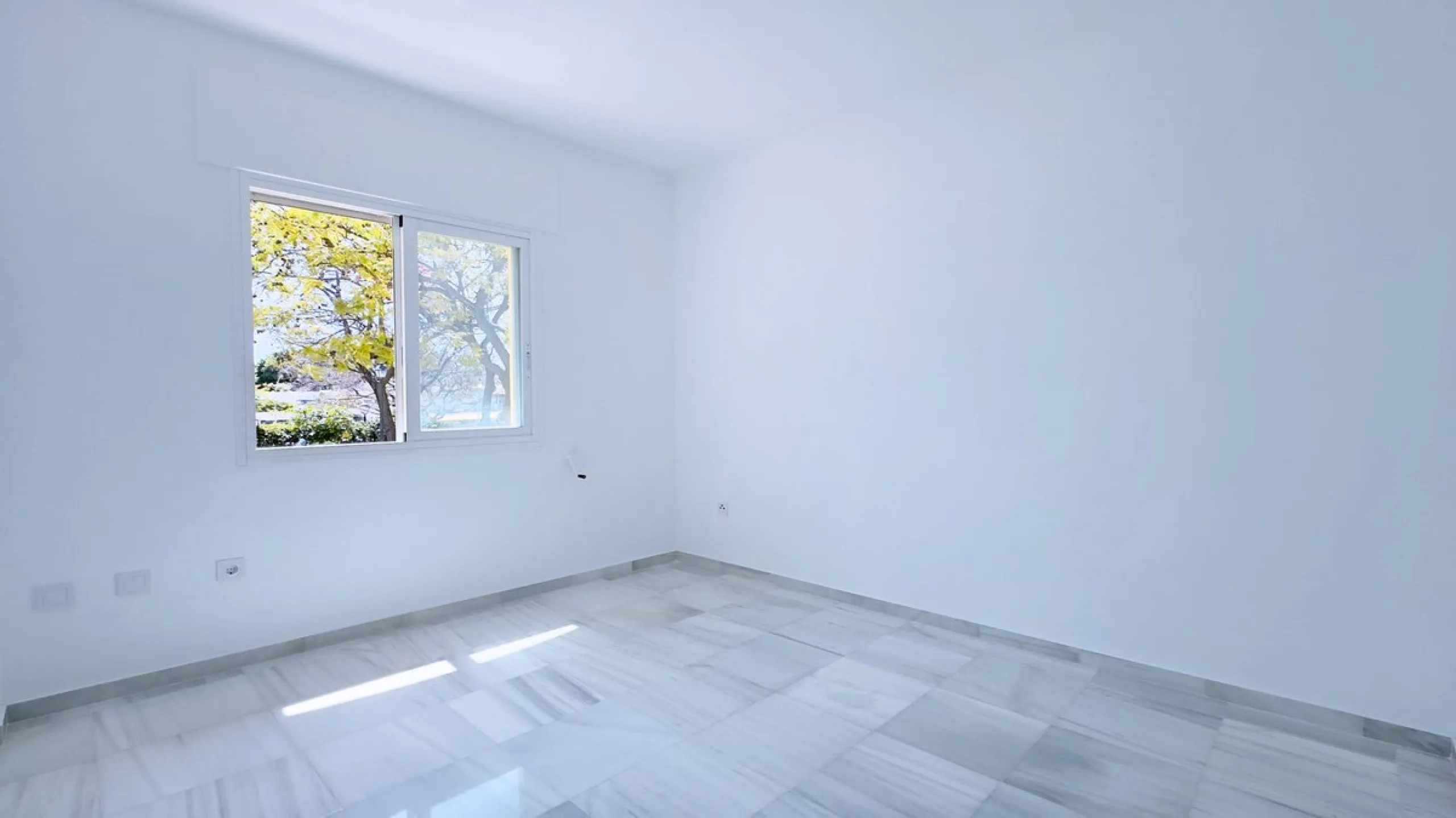In the heart of the Golden Mile, one of the most sought-after residential areas. Discover your new home in Marbella! This beautiful, recently renovated ground-floor apartment boasts 150 m² of built area and 70 m² of garden and terrace, offering an ideal s