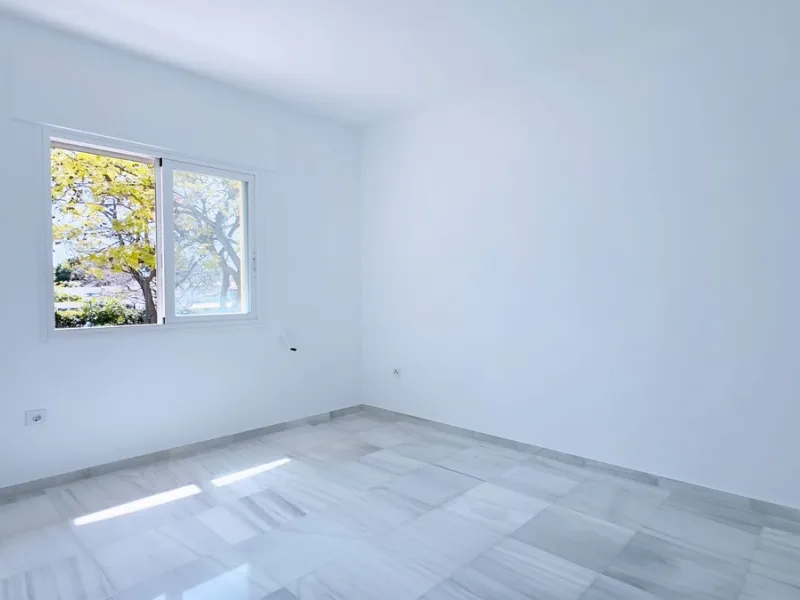 In the heart of the Golden Mile, one of the most sought-after residential areas. Discover your new home in Marbella! This beautiful, recently renovated ground-floor apartment boasts 150 m² of built area and 70 m² of garden and terrace, offering an ideal s