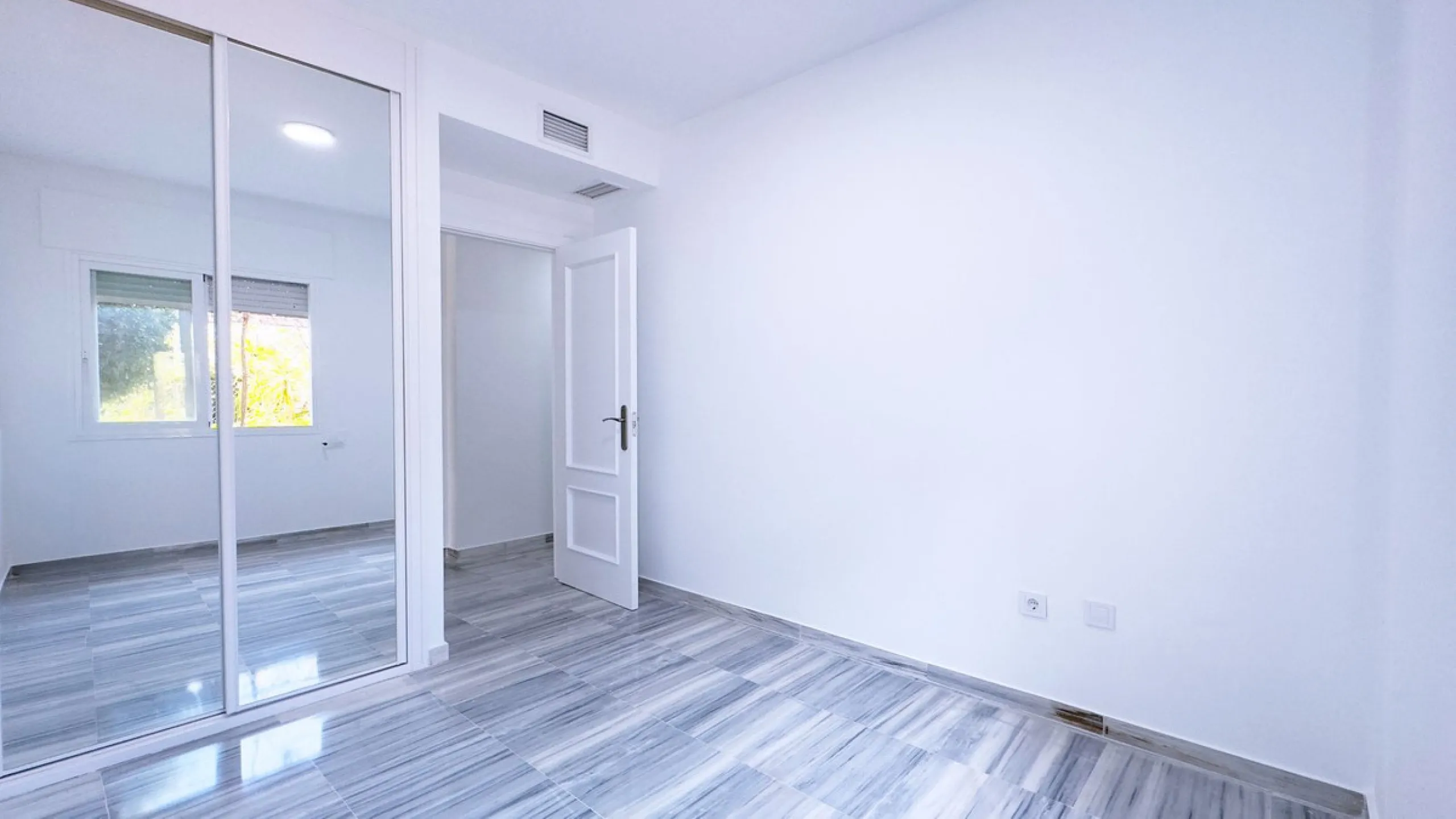In the heart of the Golden Mile, one of the most sought-after residential areas. Discover your new home in Marbella! This beautiful, recently renovated ground-floor apartment boasts 150 m² of built area and 70 m² of garden and terrace, offering an ideal s