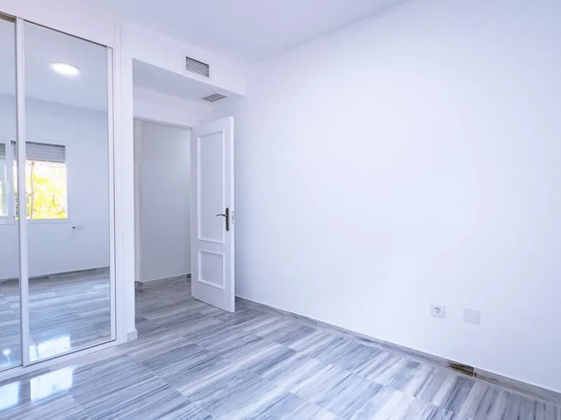In the heart of the Golden Mile, one of the most sought-after residential areas. Discover your new home in Marbella! This beautiful, recently renovated ground-floor apartment boasts 150 m² of built area and 70 m² of garden and terrace, offering an ideal s