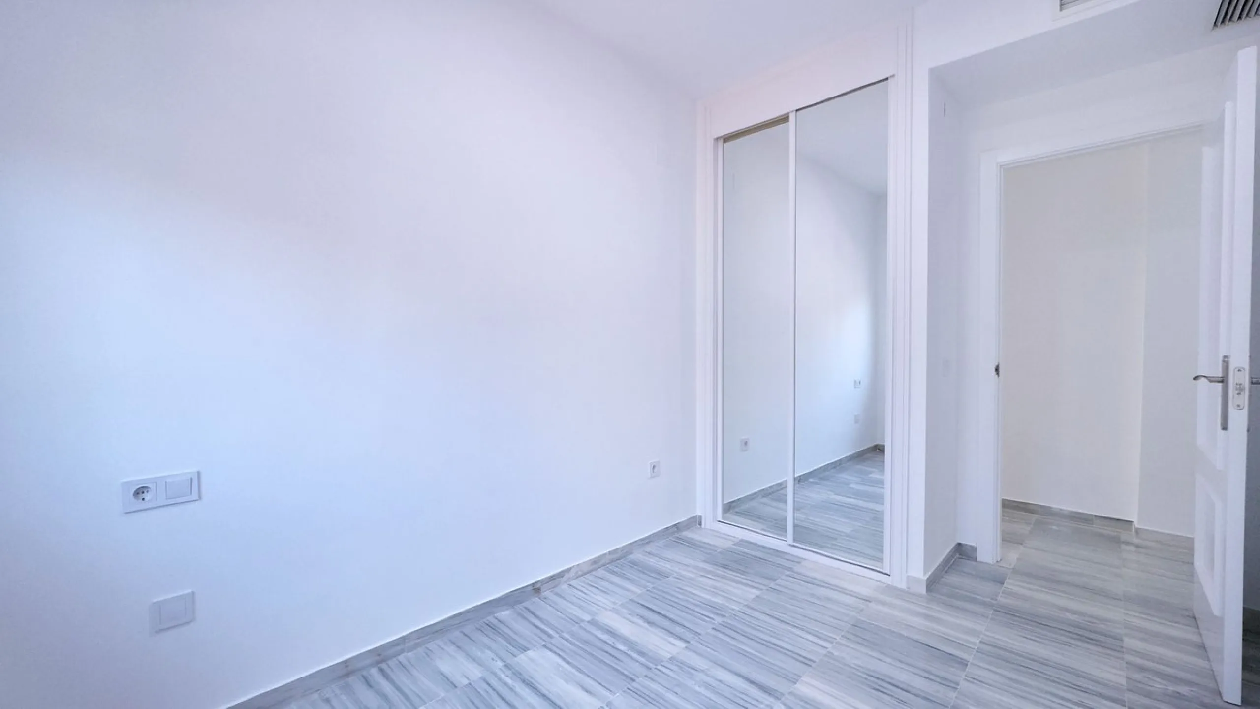 In the heart of the Golden Mile, one of the most sought-after residential areas. Discover your new home in Marbella! This beautiful, recently renovated ground-floor apartment boasts 150 m² of built area and 70 m² of garden and terrace, offering an ideal s