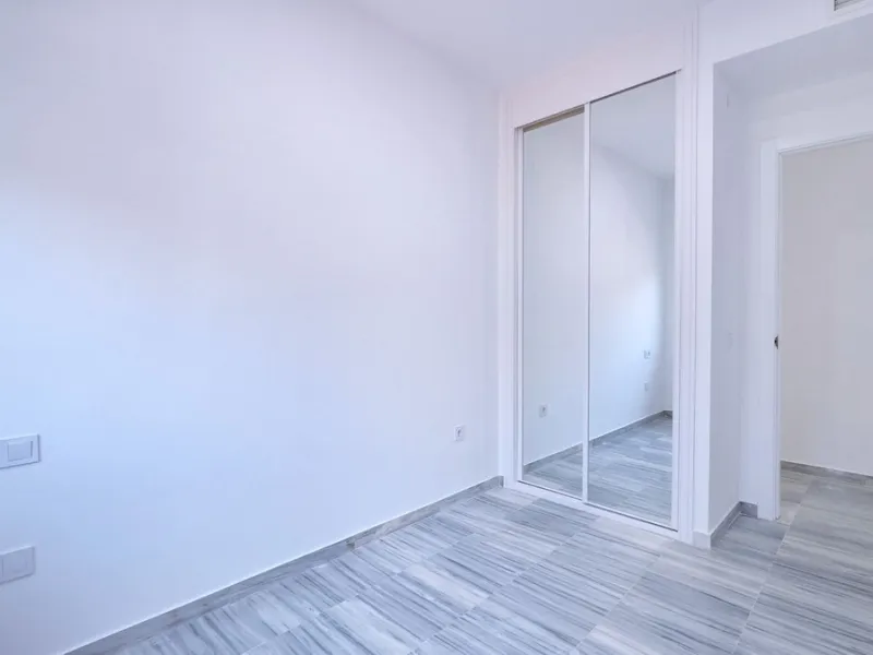 In the heart of the Golden Mile, one of the most sought-after residential areas. Discover your new home in Marbella! This beautiful, recently renovated ground-floor apartment boasts 150 m² of built area and 70 m² of garden and terrace, offering an ideal s