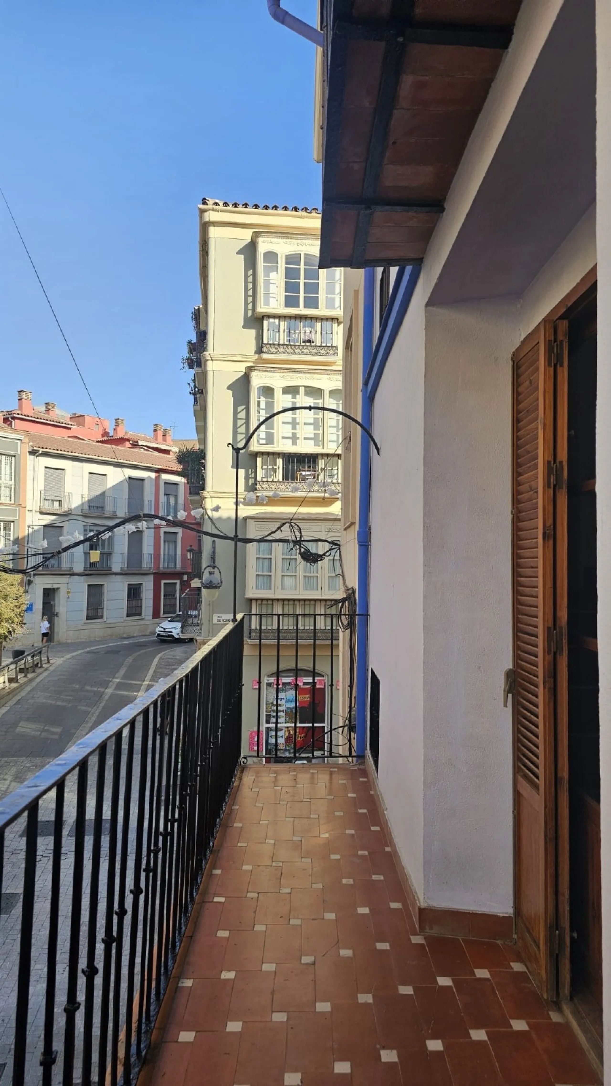 Boutique hotel located in the heart of Málaga, on a quiet street yet close to all services and amenities. It boasts 590 m² of built area and 13 rooms distributed over four floors, including a penthouse with a turret.