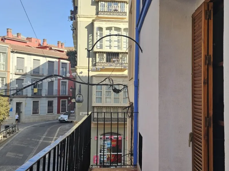 Boutique hotel located in the heart of Málaga, on a quiet street yet close to all services and amenities. It boasts 590 m² of built area and 13 rooms distributed over four floors, including a penthouse with a turret.