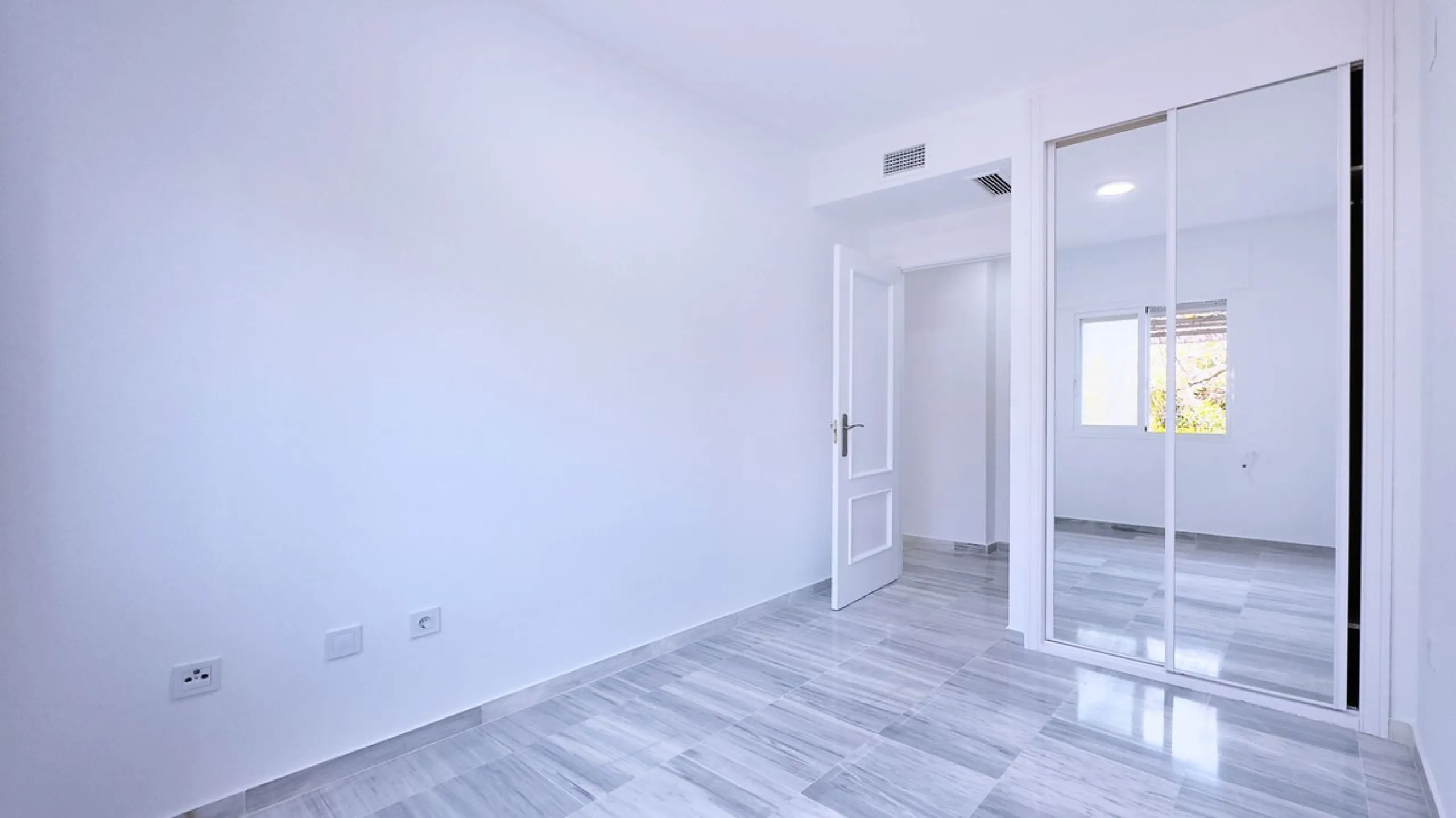 In the heart of the Golden Mile, one of the most sought-after residential areas. Discover your new home in Marbella! This beautiful, recently renovated ground-floor apartment boasts 150 m² of built area and 70 m² of garden and terrace, offering an ideal s
