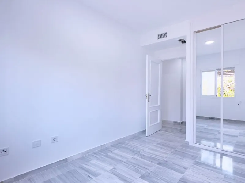 In the heart of the Golden Mile, one of the most sought-after residential areas. Discover your new home in Marbella! This beautiful, recently renovated ground-floor apartment boasts 150 m² of built area and 70 m² of garden and terrace, offering an ideal s