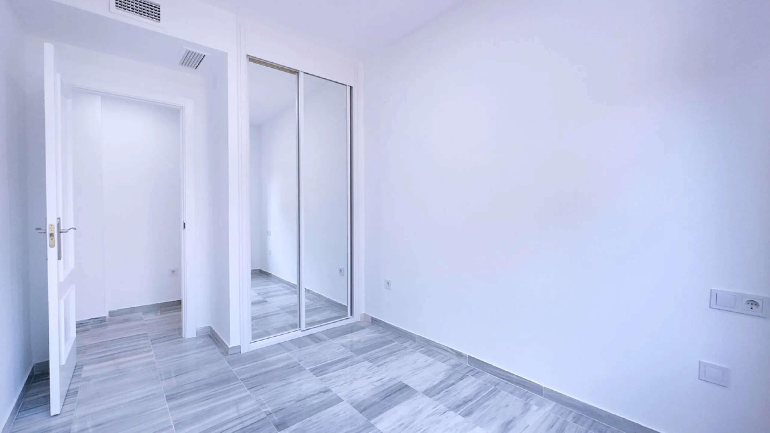 In the heart of the Golden Mile, one of the most sought-after residential areas. Discover your new home in Marbella! This beautiful, recently renovated ground-floor apartment boasts 150 m² of built area and 70 m² of garden and terrace, offering an ideal s