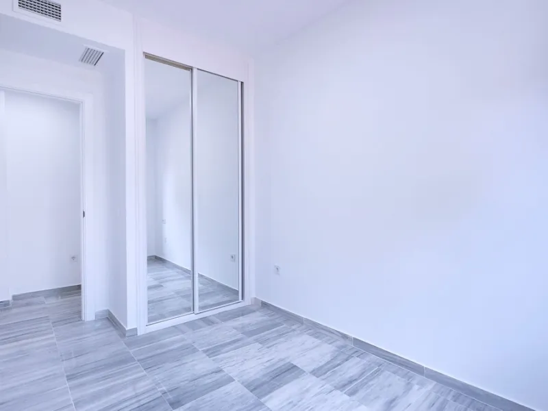 In the heart of the Golden Mile, one of the most sought-after residential areas. Discover your new home in Marbella! This beautiful, recently renovated ground-floor apartment boasts 150 m² of built area and 70 m² of garden and terrace, offering an ideal s