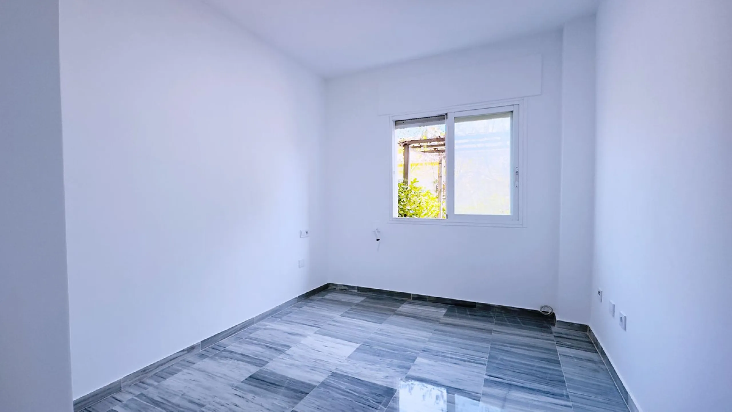 In the heart of the Golden Mile, one of the most sought-after residential areas. Discover your new home in Marbella! This beautiful, recently renovated ground-floor apartment boasts 150 m² of built area and 70 m² of garden and terrace, offering an ideal s