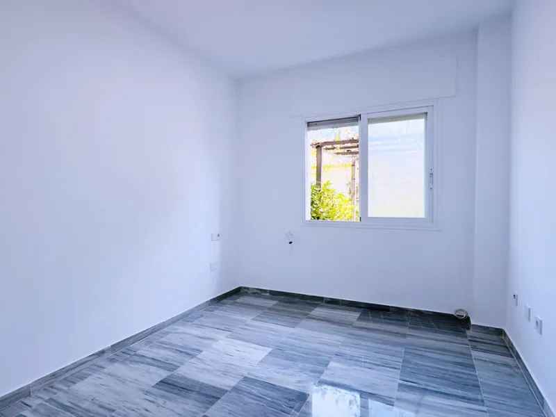 In the heart of the Golden Mile, one of the most sought-after residential areas. Discover your new home in Marbella! This beautiful, recently renovated ground-floor apartment boasts 150 m² of built area and 70 m² of garden and terrace, offering an ideal s