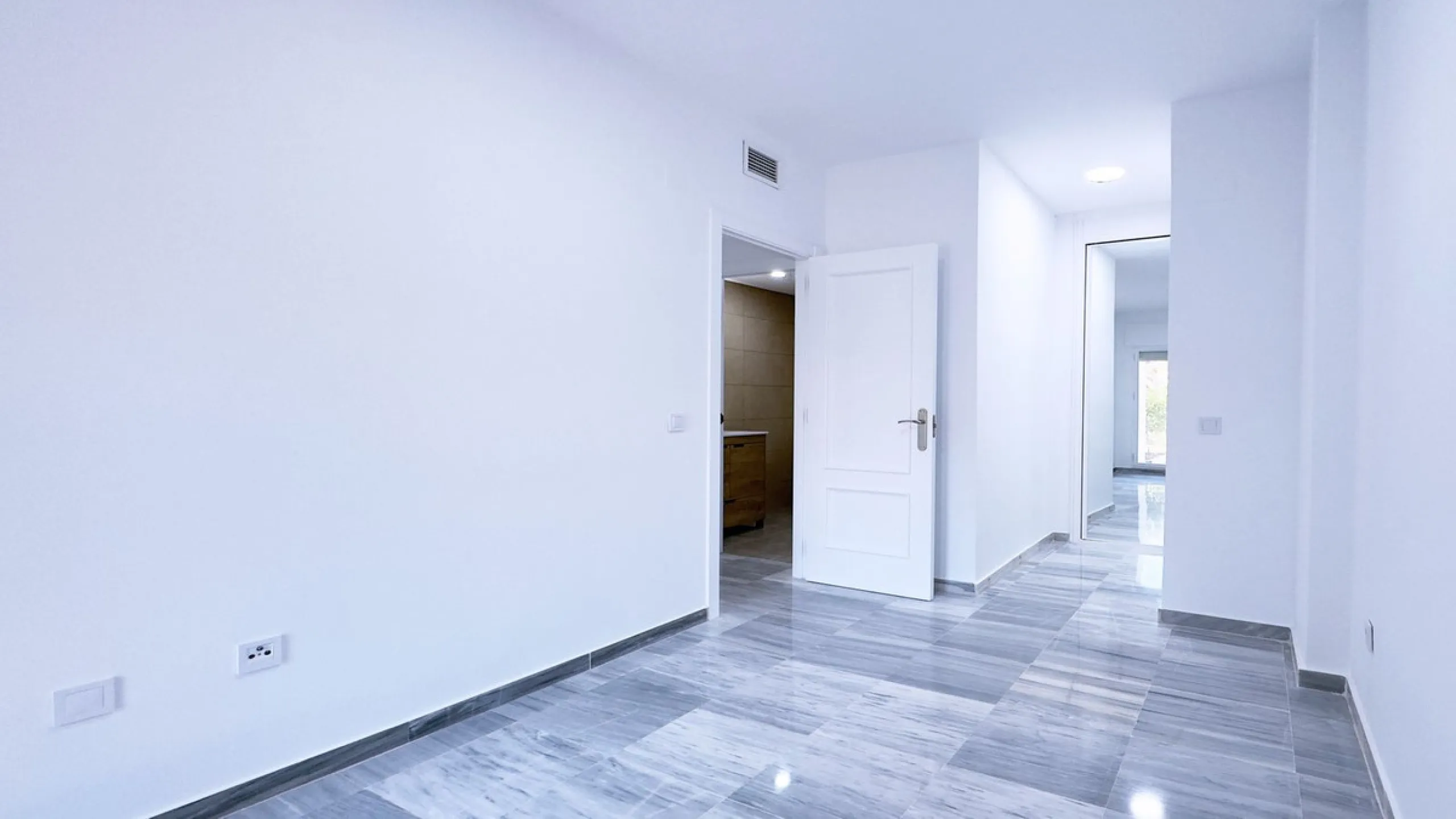 In the heart of the Golden Mile, one of the most sought-after residential areas. Discover your new home in Marbella! This beautiful, recently renovated ground-floor apartment boasts 150 m² of built area and 70 m² of garden and terrace, offering an ideal s