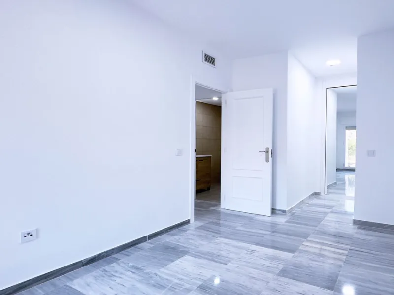In the heart of the Golden Mile, one of the most sought-after residential areas. Discover your new home in Marbella! This beautiful, recently renovated ground-floor apartment boasts 150 m² of built area and 70 m² of garden and terrace, offering an ideal s