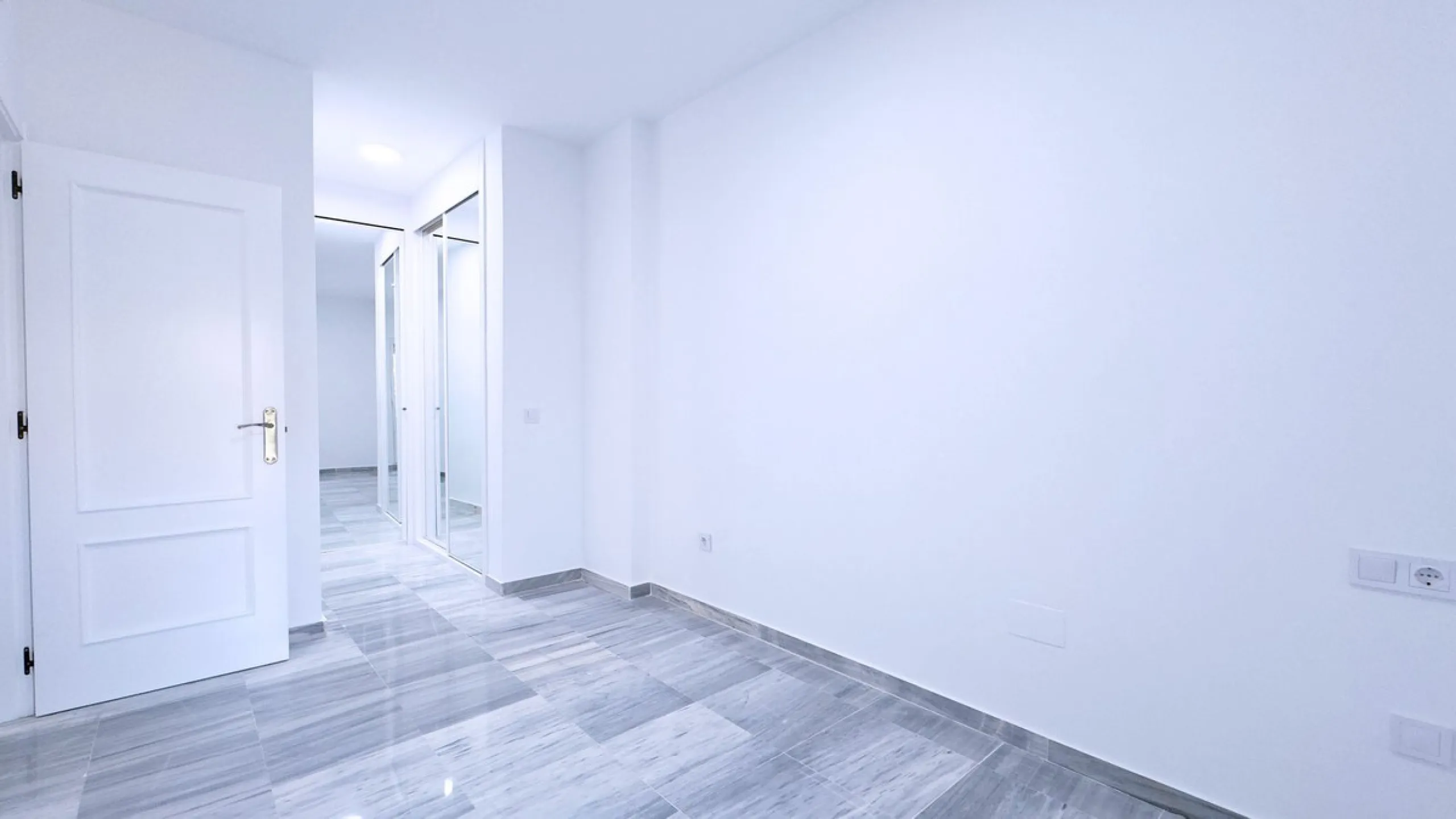 In the heart of the Golden Mile, one of the most sought-after residential areas. Discover your new home in Marbella! This beautiful, recently renovated ground-floor apartment boasts 150 m² of built area and 70 m² of garden and terrace, offering an ideal s