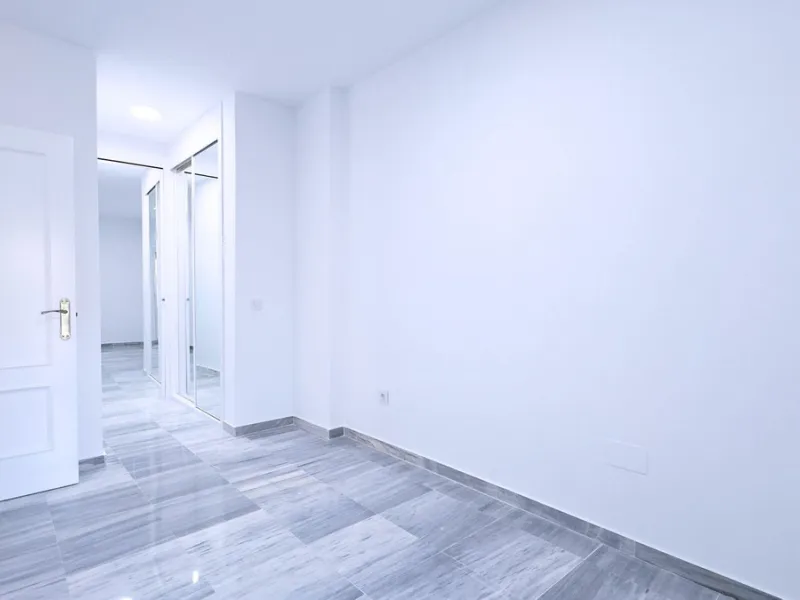 In the heart of the Golden Mile, one of the most sought-after residential areas. Discover your new home in Marbella! This beautiful, recently renovated ground-floor apartment boasts 150 m² of built area and 70 m² of garden and terrace, offering an ideal s